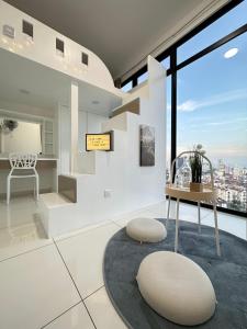 Beacon Executive Suite with SkyPool 3BR 9pax Georgetown Penang的休息区