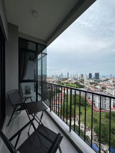 Beacon Executive Suite with SkyPool 3BR 9pax Georgetown Penang的阳台或露台