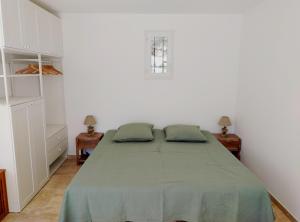 ein Schlafzimmer mit einem Bett mit zwei Kissen darauf in der Unterkunft Grand Studio L'Imprévu de Correns in Correns