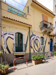 um edifício com uma pintura ao lado dele em Home 29 Taormina City Center em Taormina