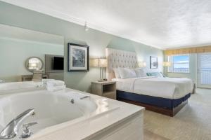 Voodi või voodid majutusasutuse Cherry Tree Inn & Suites toas