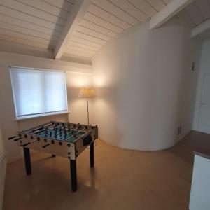 una sala giochi con tavolo al centro di una stanza di Gaia Suites a Torino