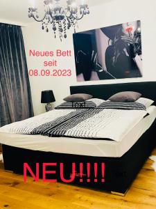 un letto in una stanza con un cartello sul muro di Wien-Appartement, Contactless - Self-Check-In a Vienna Altre 9 foto