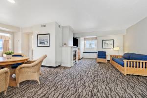 Köök või kööginurk majutusasutuses Cherry Tree Inn & Suites