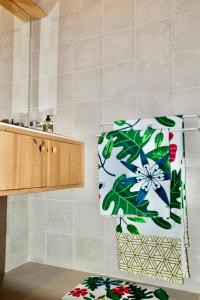 een handdoek op een rek in de badkamer bij Les Hauteurs de Citronnelles in Case-Pilote