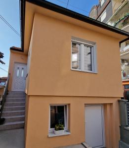 ein Haus mit einem Fenster und einer Treppe in der Unterkunft Apartman "Lola" in Pirot