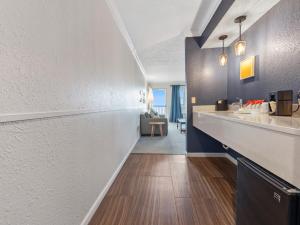 Köök või kööginurk majutusasutuses Cherry Tree Inn & Suites