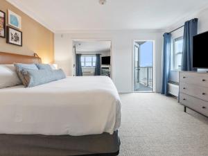 Voodi või voodid majutusasutuse Cherry Tree Inn & Suites toas