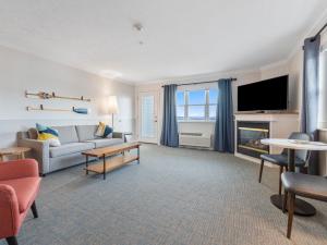 Televiisor ja/või meelelahutuskeskus majutusasutuses Cherry Tree Inn & Suites