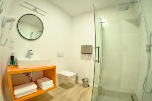 ヴェスプレームにあるIce Premium Apartmentsのバスルーム(シンク、シャワー付)