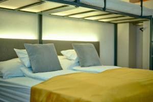 un letto con due cuscini sopra in una stanza di Ice Premium Apartments a Veszprém