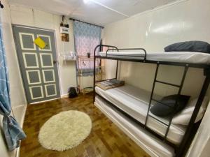 um dormitório com beliches e um tapete em Global Star Chalet em Kampong Batang Tiga