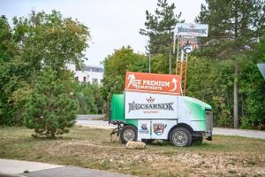 een groene en witte truck geparkeerd aan de kant van een weg bij Ice Premium Apartments in Veszprém