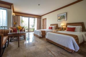 Letto o letti in una camera di Maneechan Resort - SHA Extra Plus