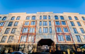 a large brick building with a large entrance at Tomas apartments in Chişinău