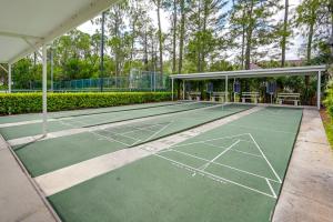 ein Bild eines Tennisplatzes in der Unterkunft Naples Condo with Pool Access - 3 Mi to Beaches! in Naples