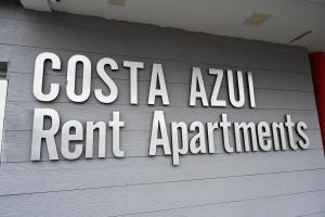 un panneau indiquant costa azul rent apartments sur un mur dans l'établissement Costa Azul Rent Apartments, à Costa Azul