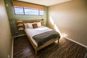 ein kleines Schlafzimmer mit einem Bett und einem Fenster in der Unterkunft The Spring Resort & Spa in Desert Hot Springs