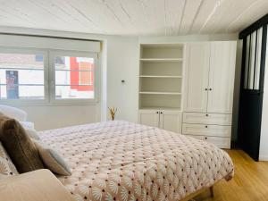 um quarto com uma cama grande num quarto em La p'tite Nouba à 300m de la mer em Cayeux-sur-Mer