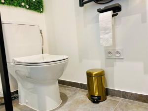 une salle de bain avec des toilettes blanches dans une chambre dans l'établissement La p'tite Nouba à 300m de la mer, à Cayeux-sur-Mer