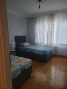 een slaapkamer met 2 bedden en een raam bij Appartement 3 eme etage Ortaköy No 5 in Istanbul