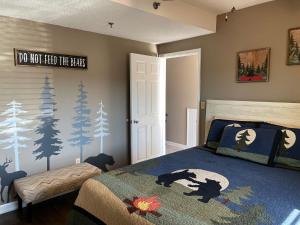 Un dormitorio con una cama con un edredón azul. en The River Cottage, en Pigeon Forge