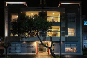 un bâtiment avec l'avant allumé la nuit dans l'établissement Costa Azul Rent Apartments, à Costa Azul