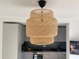 a large chandelier hanging from a ceiling in a kitchen at Modernes und helles Mini-Haus in Peine in Peine