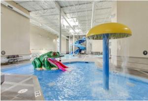 una piscina con una rana di plastica nell'acqua di Luxury Two Queen Beds Condo - Grande Rockies Resort Indoor Parking Pool Hot tub GYM a Canmore