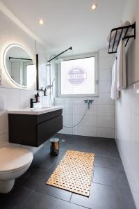 La salle de bains est pourvue d'un lavabo, de toilettes et d'une douche. dans l'établissement 2 Zi Wohnung inkl WLAN NETFLIX 3D Tour, à Mönchengladbach