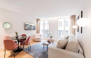 un soggiorno con divano e tavolo di Quartier Libre - Saint Georges a Parigi