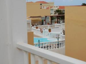 - une vue sur la piscine depuis le balcon du complexe dans l'établissement Caleta Paraíso 140, à Costa de Antigua