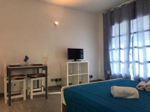 - une chambre avec un lit, une télévision et une fenêtre dans l'établissement Caleta Paraíso 140, à Costa de Antigua