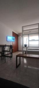 sala de estar con mesa y TV en San Martín 3510 OK en Mar del Plata