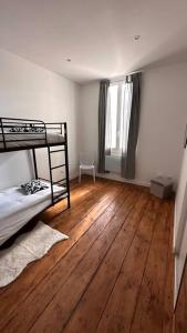 מיטה או מיטות קומותיים בחדר ב-Maison entièrement rénovée