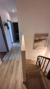 un pasillo con una escalera y una pintura en la pared en Maison entièrement rénovée, en Ambarès-et-Lagrave