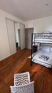מיטה או מיטות קומותיים בחדר ב-Maison entièrement rénovée