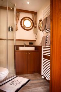アムステルダムにあるプリンセンボートのバスルーム(洗面台、トイレ、鏡付)
