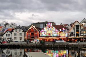 une ville avec un spectacle de Noël devant un bâtiment dans l'établissement One-room dorm with kitchenette, bath, bed 140x200, à Stavanger