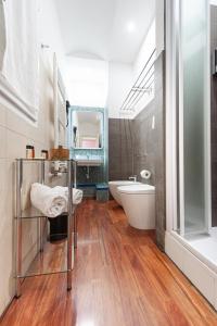 a bathroom with a tub and a toilet and a sink at Maison Indipendenza in Bologna