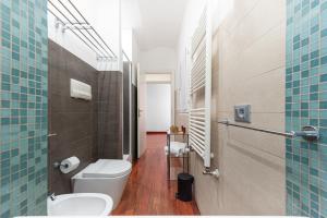 a bathroom with a toilet and a sink at Maison Indipendenza in Bologna