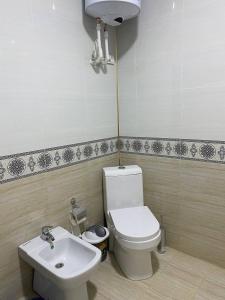 uma casa de banho com um WC e um lavatório em Lovely home em Urguenche