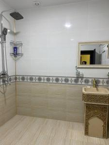 烏爾根奇的住宿－Lovely home，一间带水槽和镜子的浴室
