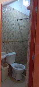 a bathroom with a toilet and a sink at Villa Potokar in Tingo María