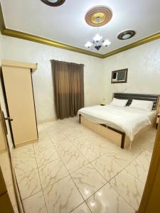 a bedroom with a large bed and a ceiling at منتجع ليالي الحنين Layali Alhanin Resort in Al Hada