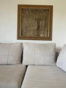 un divano in una stanza con una foto sul muro di Sunhand home a Eibiswald
