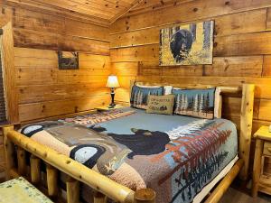 sypialnia z łóżkiem w drewnianym domku w obiekcie My Happy Place w mieście Pigeon Forge