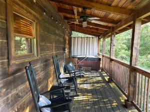 porche con mecedoras y ventilador de techo en My Happy Place, en Pigeon Forge