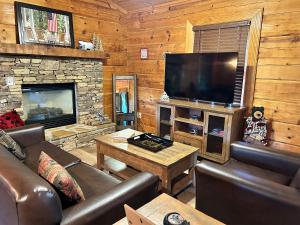 sala de estar con TV y chimenea en My Happy Place, en Pigeon Forge