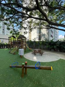 un parque con parque infantil con tobogán y banco en Apartamento en Guabinas Yumbo 